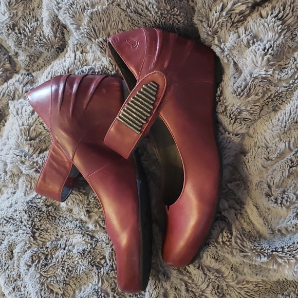 MamZelle Burgundy Wedge Heels - Picture 2 of 4